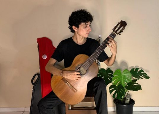 Pedro Imbiriba apresenta violão solo em live musical